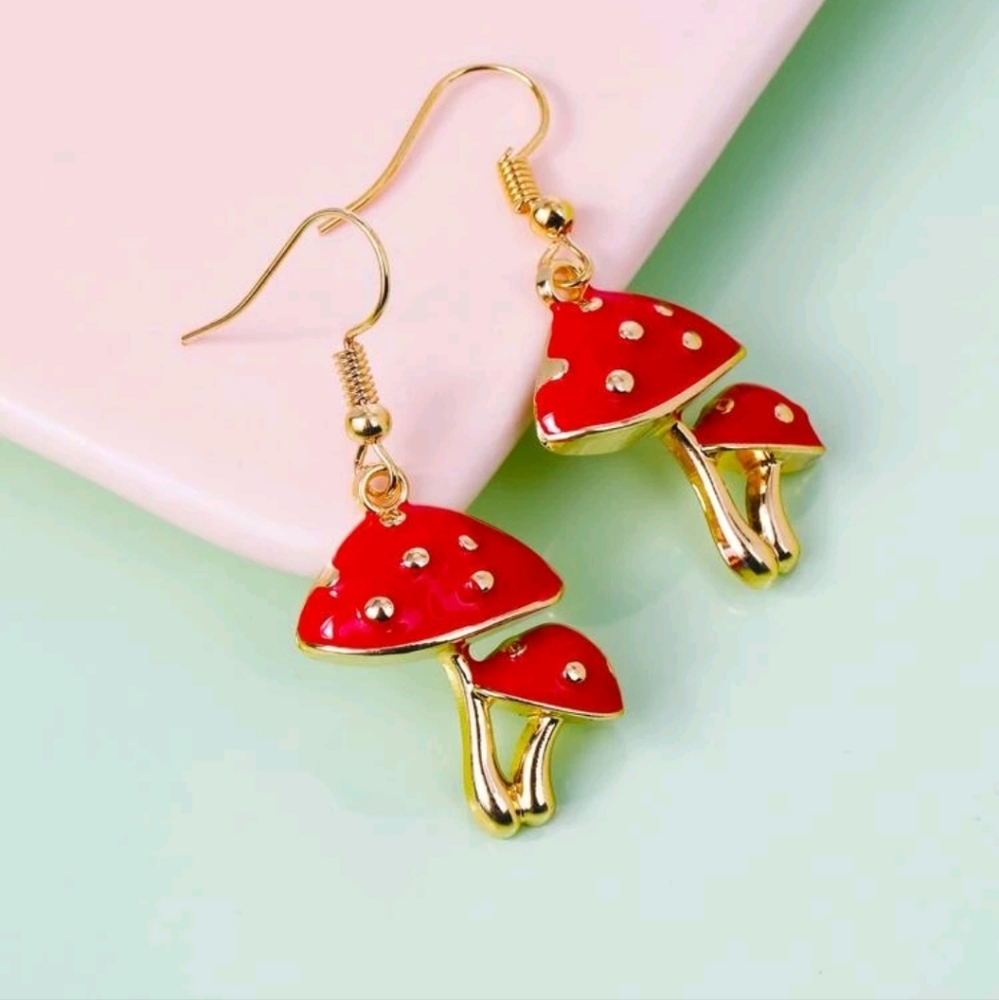 🍄 Adorable Mushroom Drop Earrings.